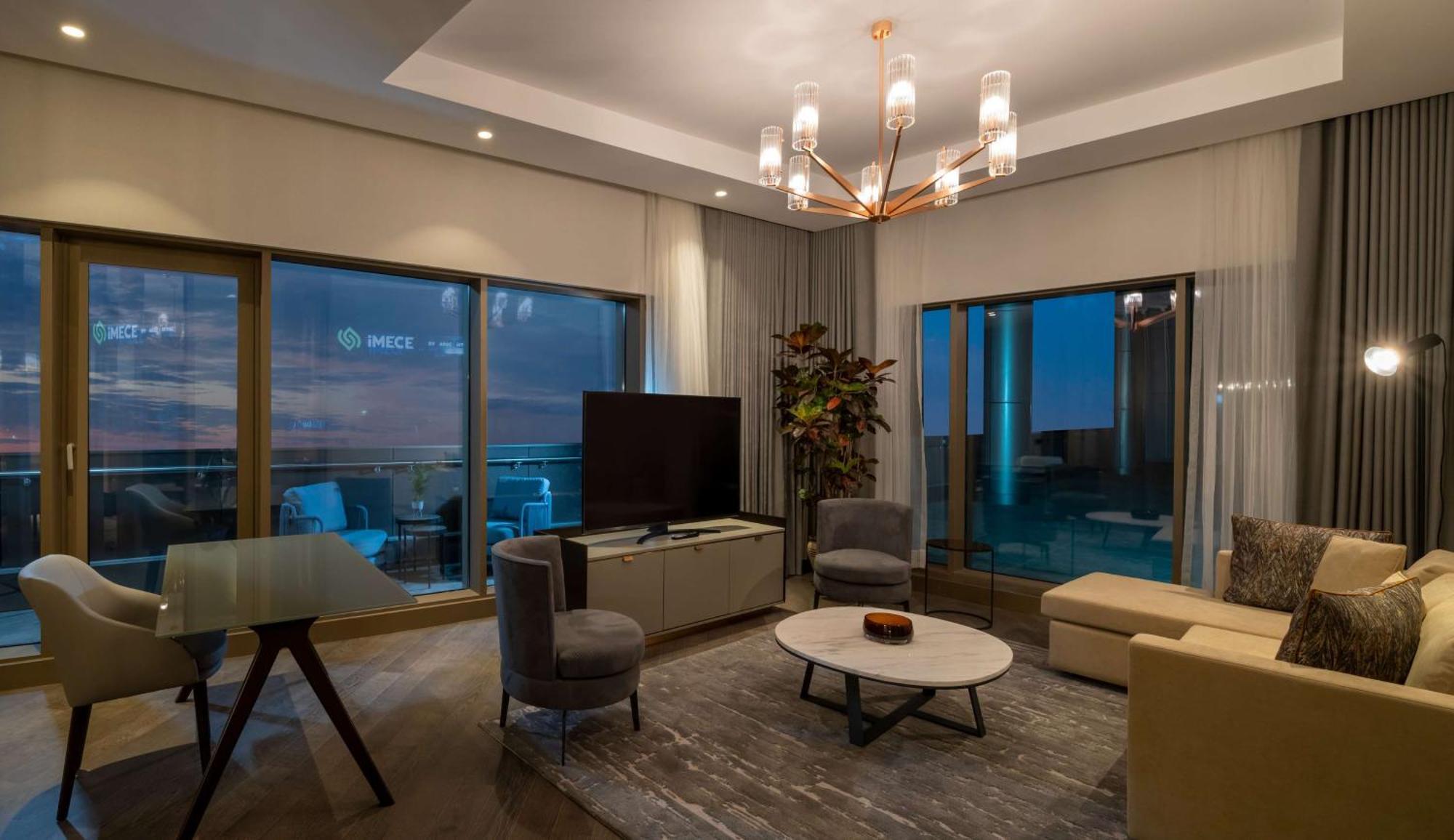 Hilton Mall Of Isztambul Kültér fotó A living room in a suite at the Ritz-Carlton, DIFC
