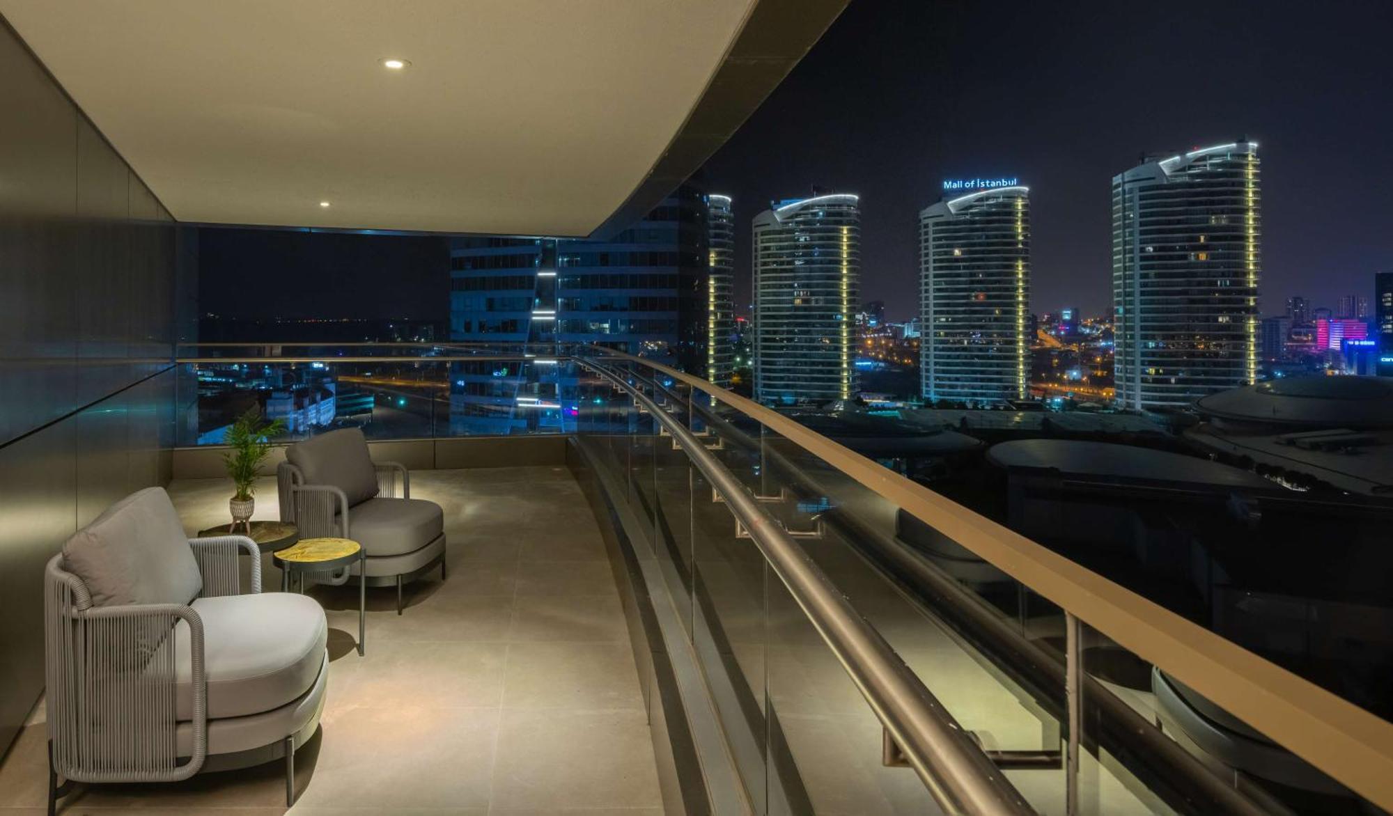 Hilton Mall Of Isztambul Kültér fotó View from the balcony of a suite at the Ritz-Carlton, DIFC