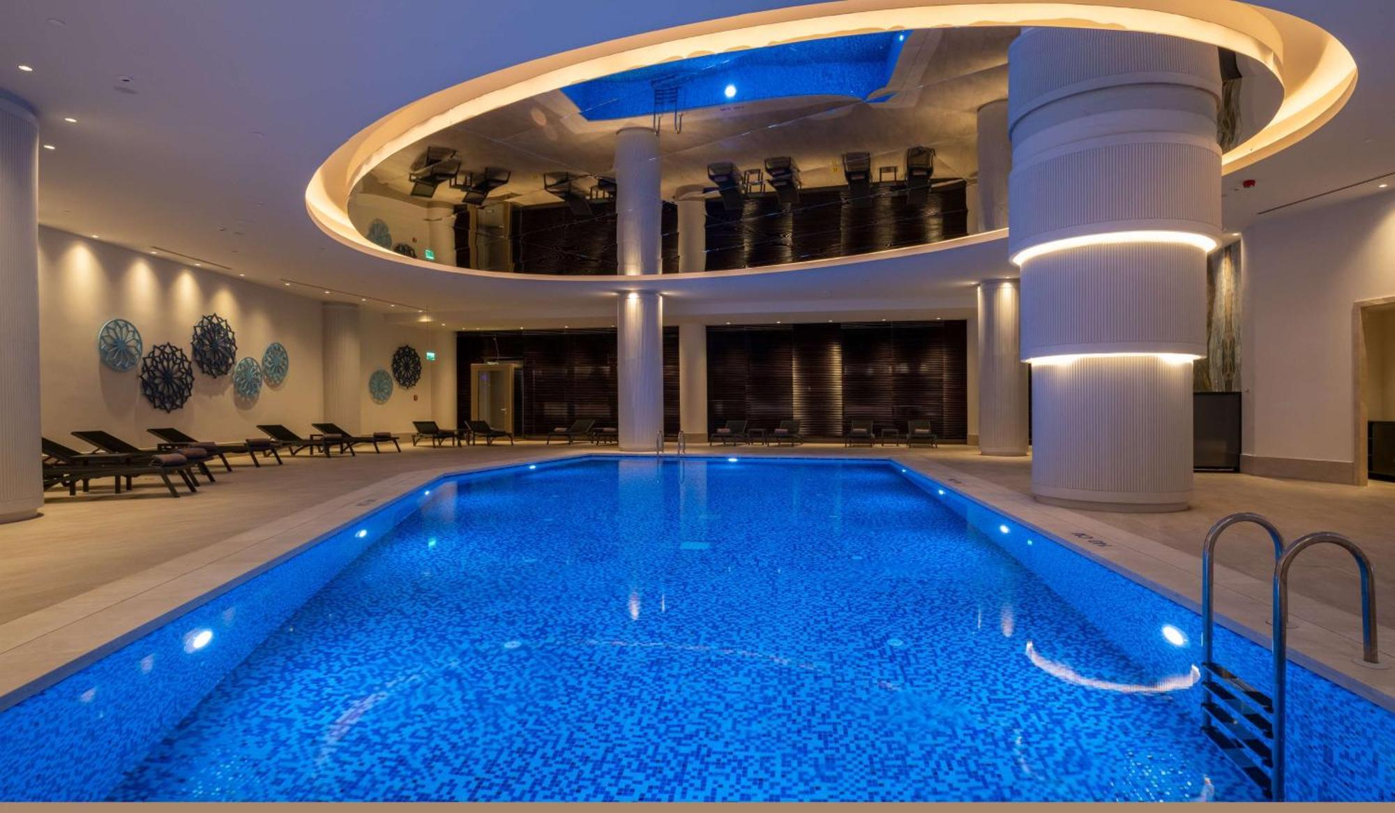 Hilton Mall Of Isztambul Kültér fotó The swimming pool at the hotel
